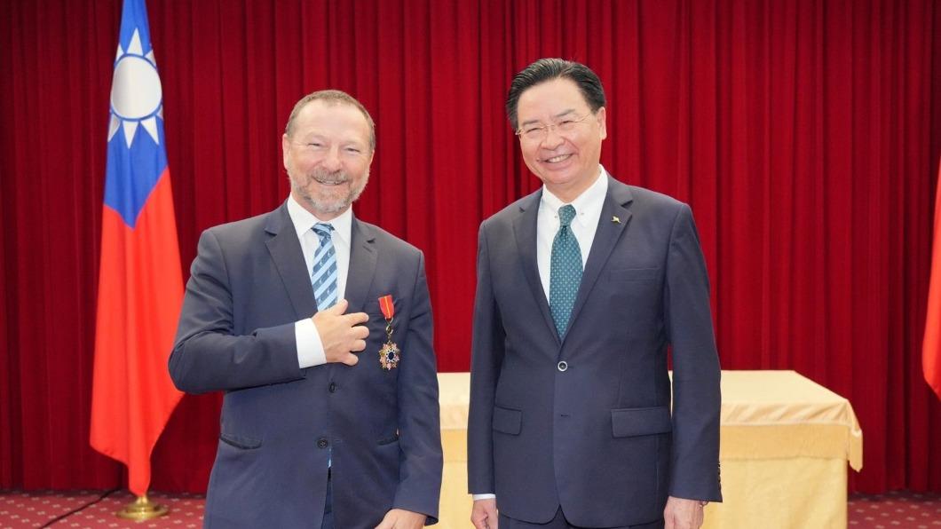 吳釗燮贈勳澳洲國會友台小組主席 表彰促進台澳關係