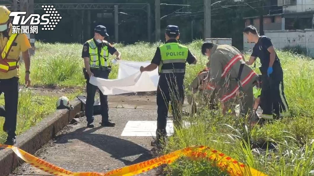 警消人員將遺體移出隧道外。（圖／劉欣逵攝）