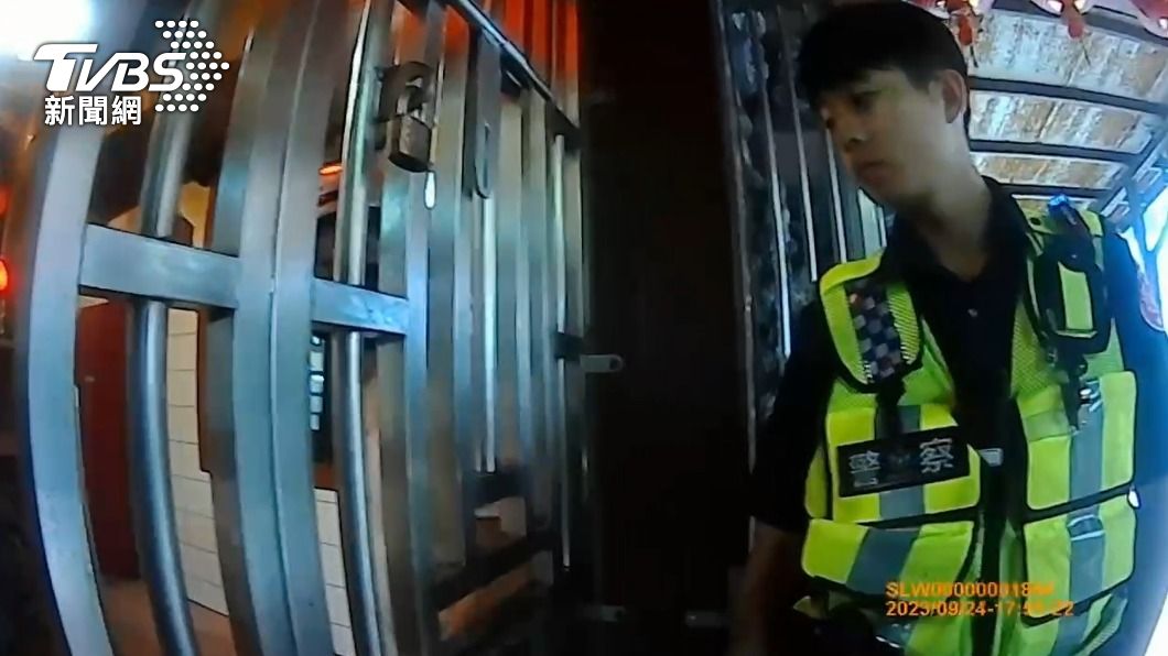許男最後向警方哀求「放我出去」。(圖/TVBS)