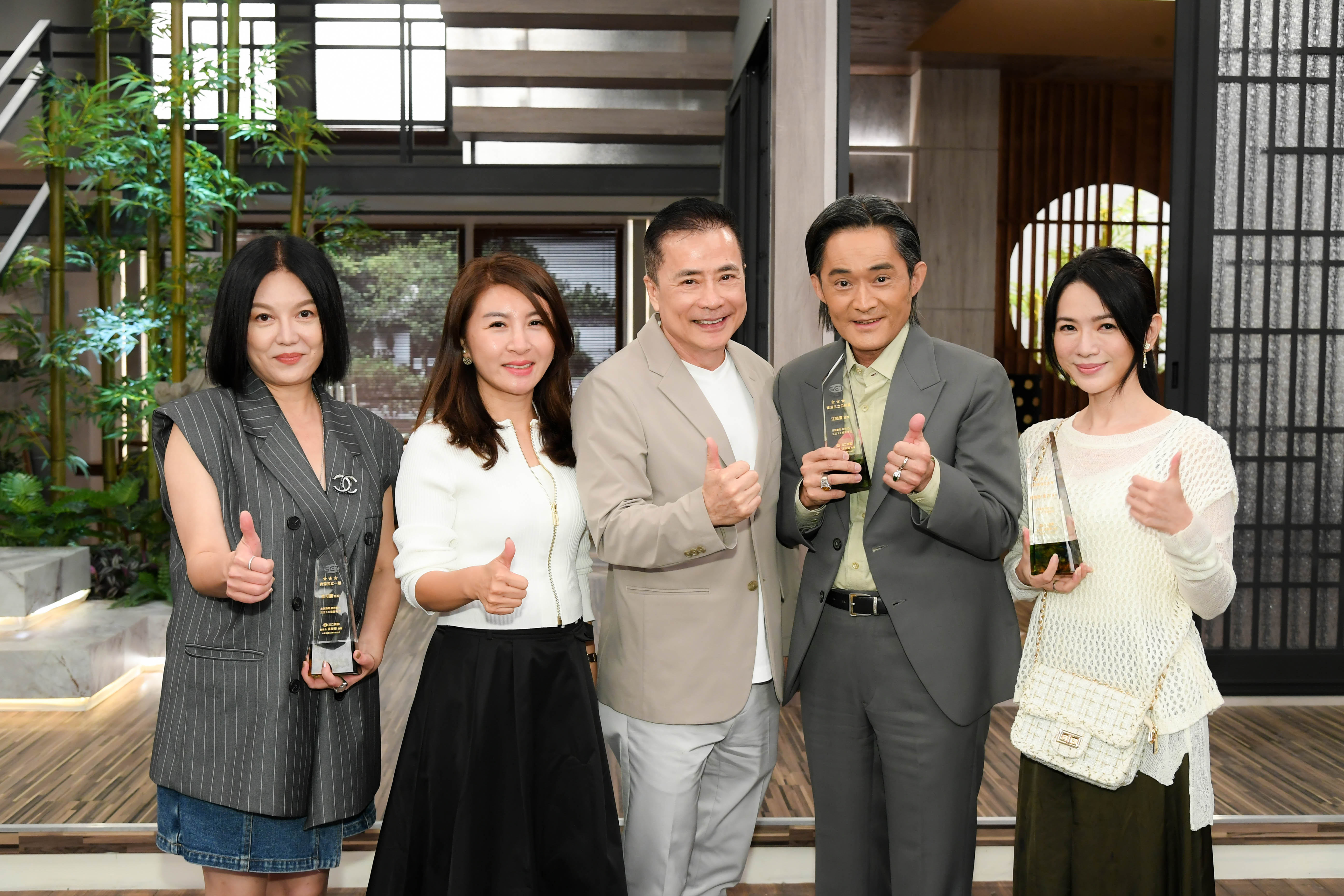 三立董事長張榮華(左二)、總經理高明慧(左三)一同與苗可麗、江國賓、星卉合照。(圖/三立提供)