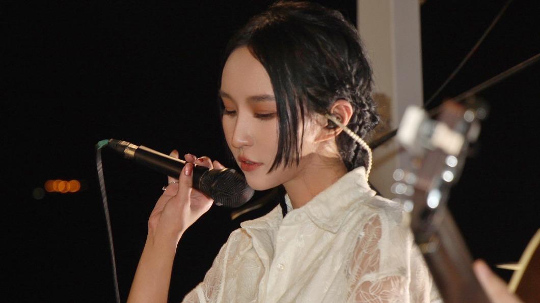 法蘭擔任高雄旗津廠的開場嘉賓,獻唱多首好歌。(圖/好看娛樂提供)