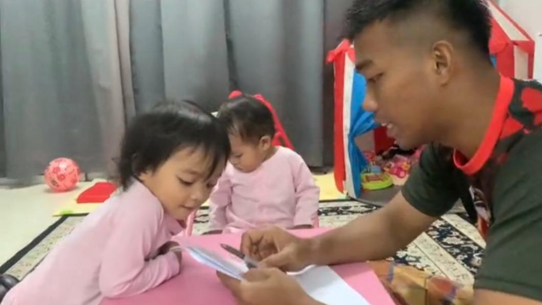 網友笑稱女兒只是點頭和比手語而已。(圖/翻攝自TikTok @abah_double_sumayyah)
