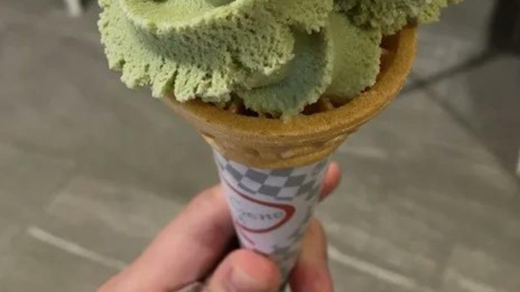 一位菜鳥店員擠出來的霜淇淋形狀讓一眾網友笑翻。(圖/翻攝自@kzk_kou推特)