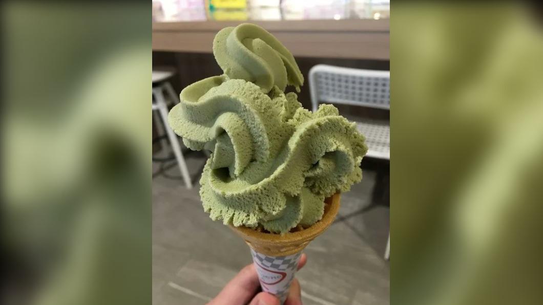 點霜淇淋遇菜鳥店員擠出超狂形狀! 他曬圖網笑:藝術品
