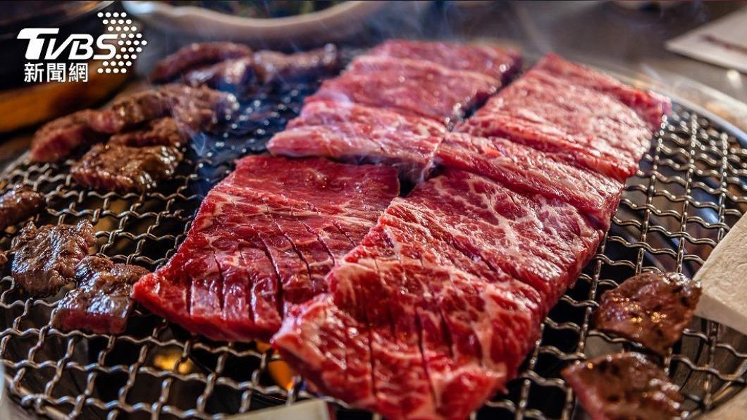 中秋烤肉險失明!他遭「木炭火碎屑」噴出K眼 角膜竟瞬間烤熟