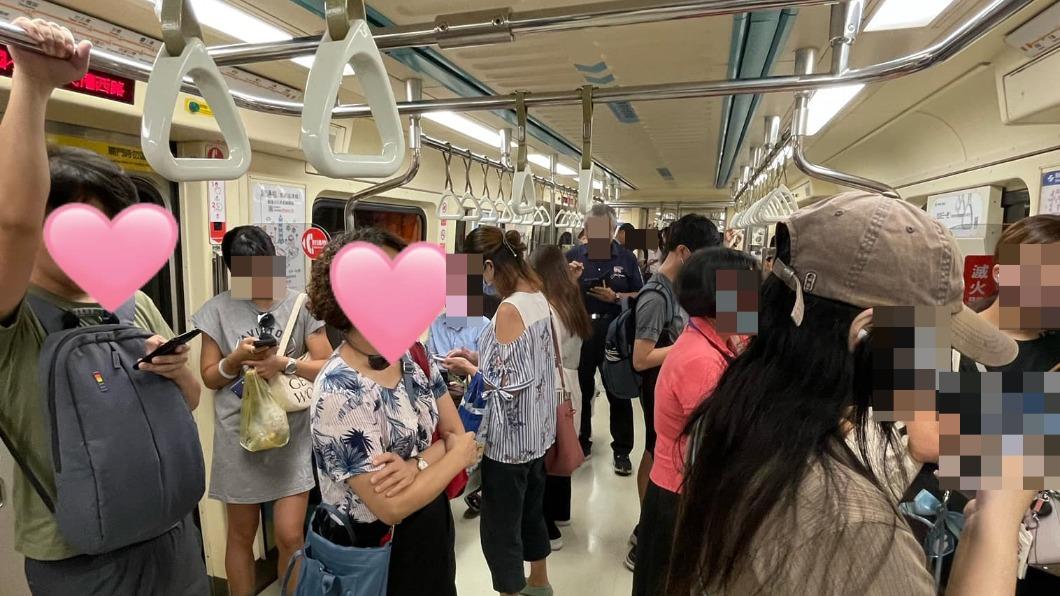 民眾搭乘中和新盧線發現中央柱子不見了。（圖／翻攝自臉書「路上觀察學院」）