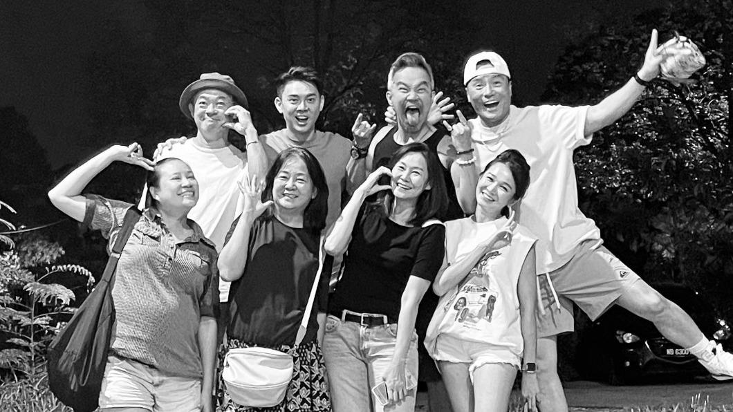 李銘忠（後排右）透露2週前才和張詠華及一票好友聚餐。（圖／翻攝自臉書）