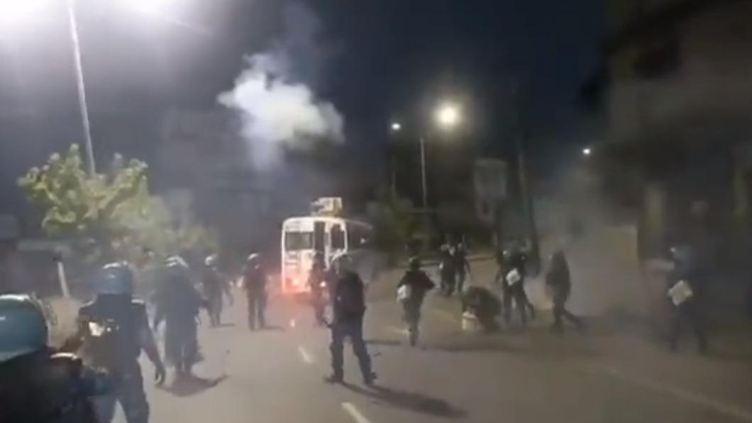 警方武力鎮壓。（圖／翻攝自推特）