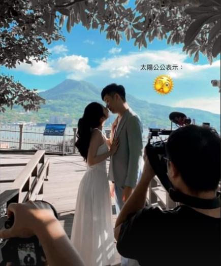夫妻倆登記結婚後,還在戶外親了起來。(圖/翻攝自香蕉IG)