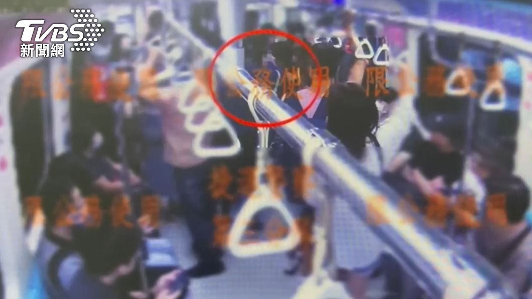 北捷變擂台！2女車廂互扯頭髮拽上月台繼續打　乘客嚇傻