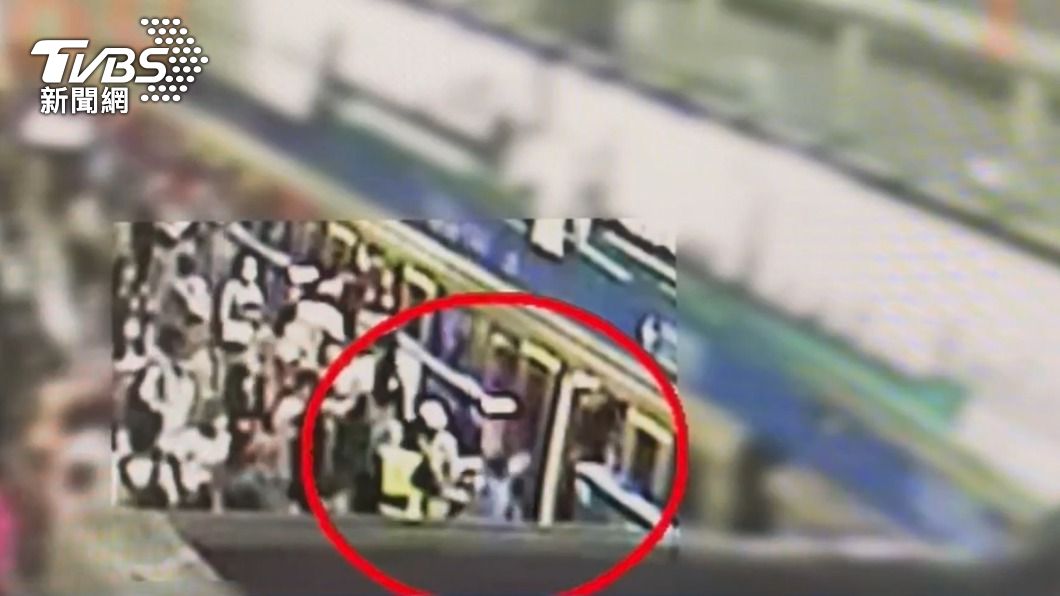 2名婦人在捷運車廂上一路打到車廂外。(圖/TVBS)