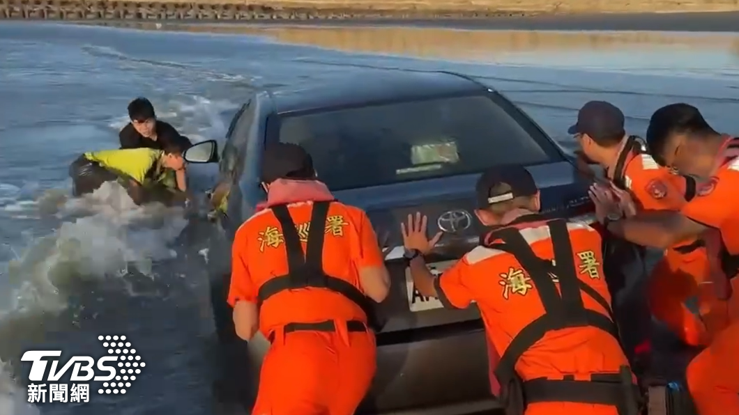 跟導航走!2車一起開進苗栗海裡險遭滅頂 海巡用力推上岸