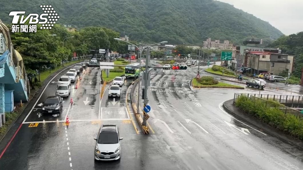 不少民眾趁著連假開車出遊。(圖/TVBS)
