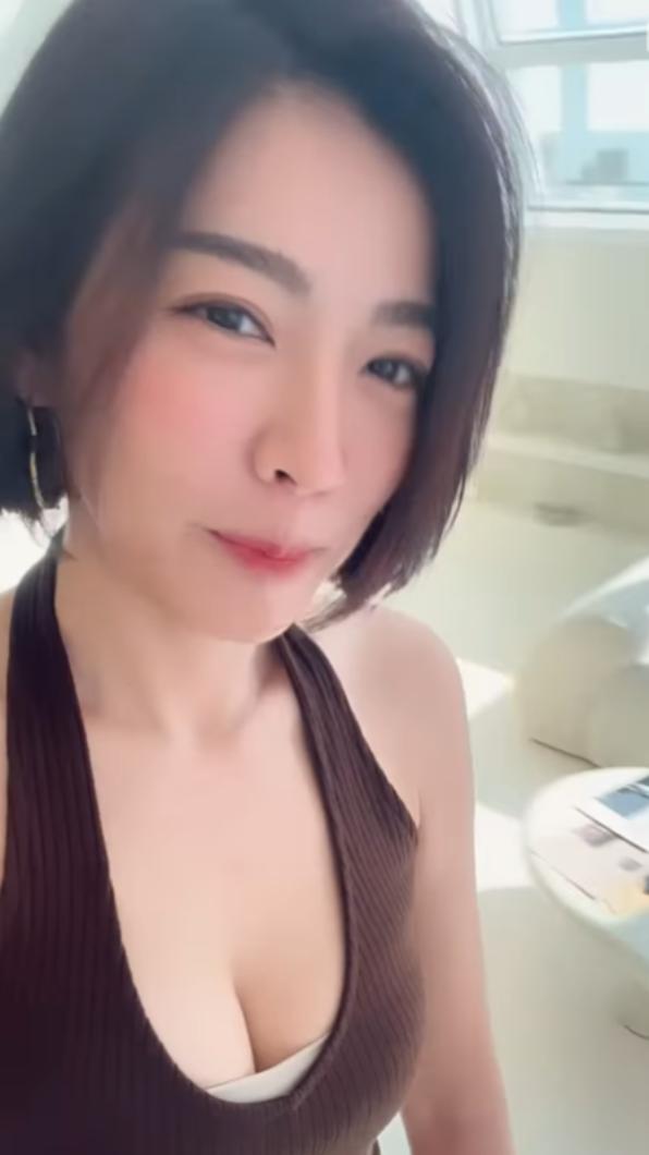 米可白鏡頭由上往下錄,深U乳溝一覽無遺。(圖/翻攝自米可白IG)