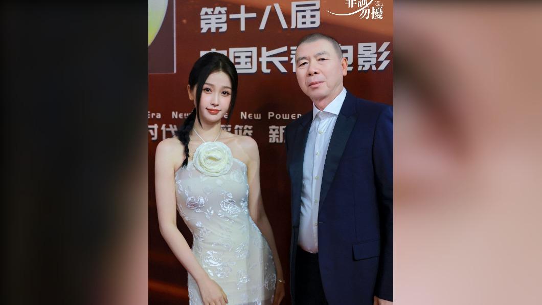 馮小剛與虞書欣合作的新作《非誠勿擾3》進入拍攝尾聲。(圖/翻攝自大北门口微博)