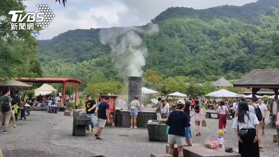 中秋出遊去！宜蘭清水地熱、傳藝園區湧人潮　拜月娘求好姻緣