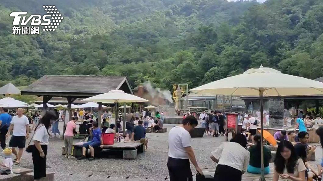 宜蘭清水地熱公園吸引滿滿人潮。(圖/TVBS)