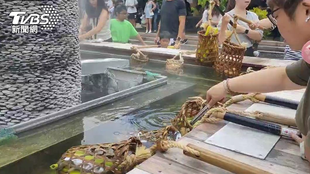 不少民眾開心煮玉米。(圖/TVBS)