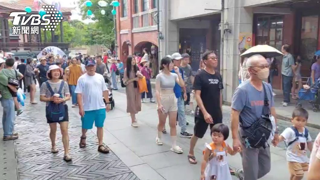 宜蘭傳藝園區遠入大批人潮。(圖/TVBS)