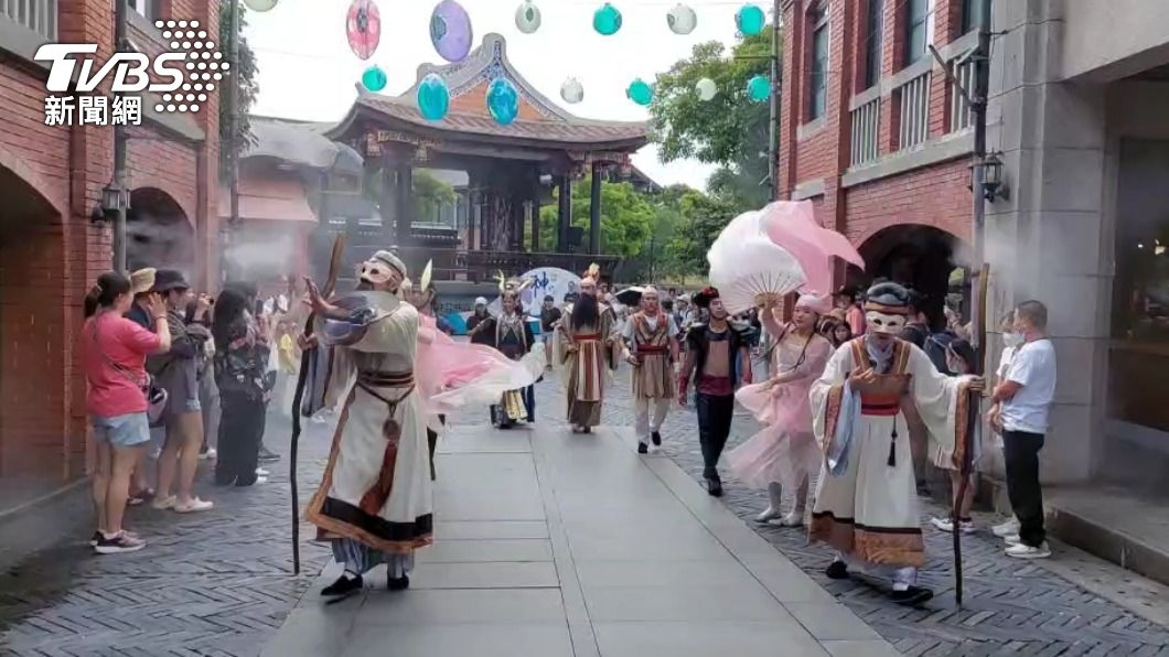 宜蘭傳藝園區的駐園大戲吸引民眾觀賞。(圖/TVBS)