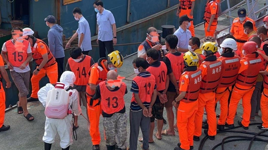 陸籍鐵殼船越界捕魚還衝撞海巡艦艇 我方強勢登船逮人畫面曝