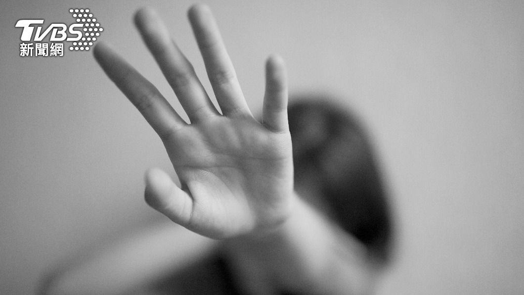 12歲女童疑遭性侵!「逐門求助」無人救 印度警暖心領養