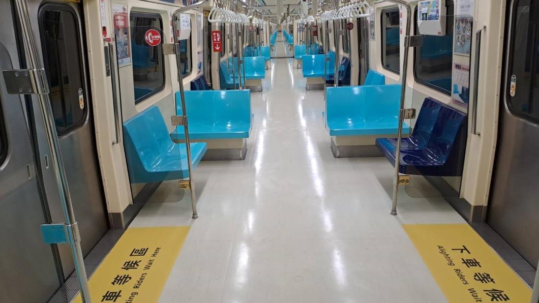 一進北捷車廂傻了!見「1大變化」超困惑 網不挺:不友善矮子