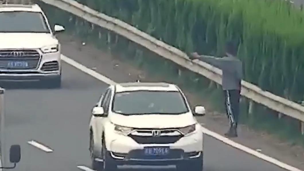 沒有車子為少年停下來。(圖/翻攝自《澎湃新聞》)