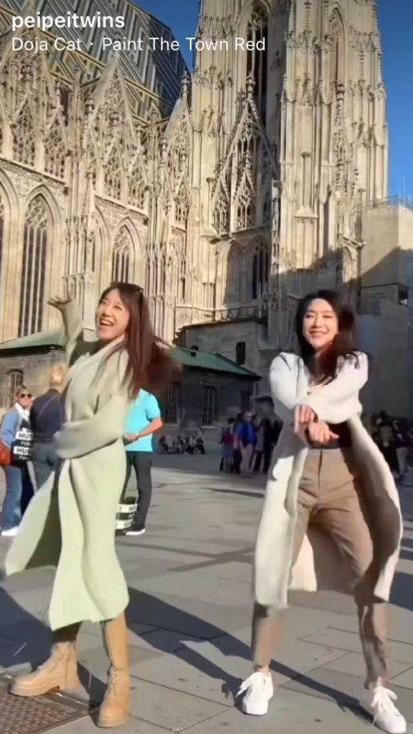 依依佩佩在奧地利街上跳舞。(圖/翻攝自peipeitwins IG )