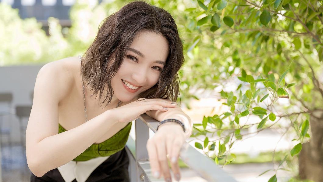 閻奕格隔空向男友喊話,希望對方能開口唱情歌給她聽。(圖/LiTV、華研國際音樂提供)