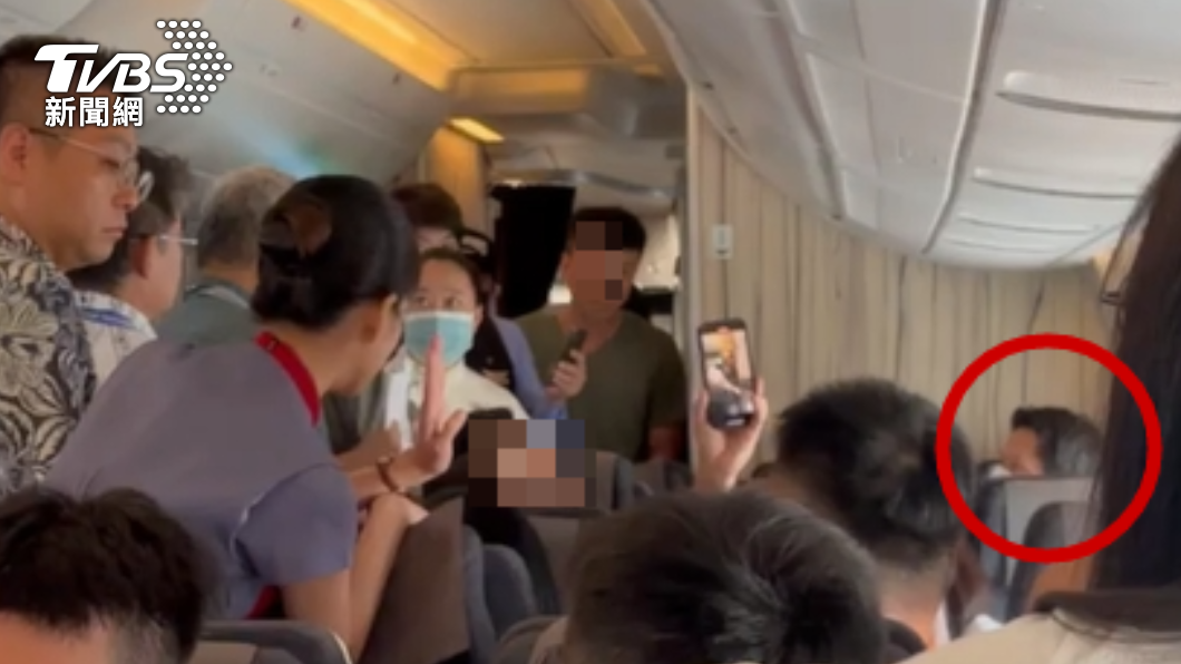 日本旅客（紅圈處）堅持不遵守規定繫安全帶。（圖／TVBS）