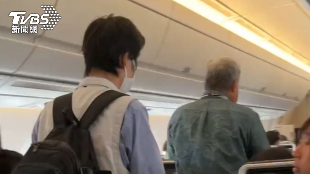 日本乘客最後被請下飛機。（圖／TVBS）