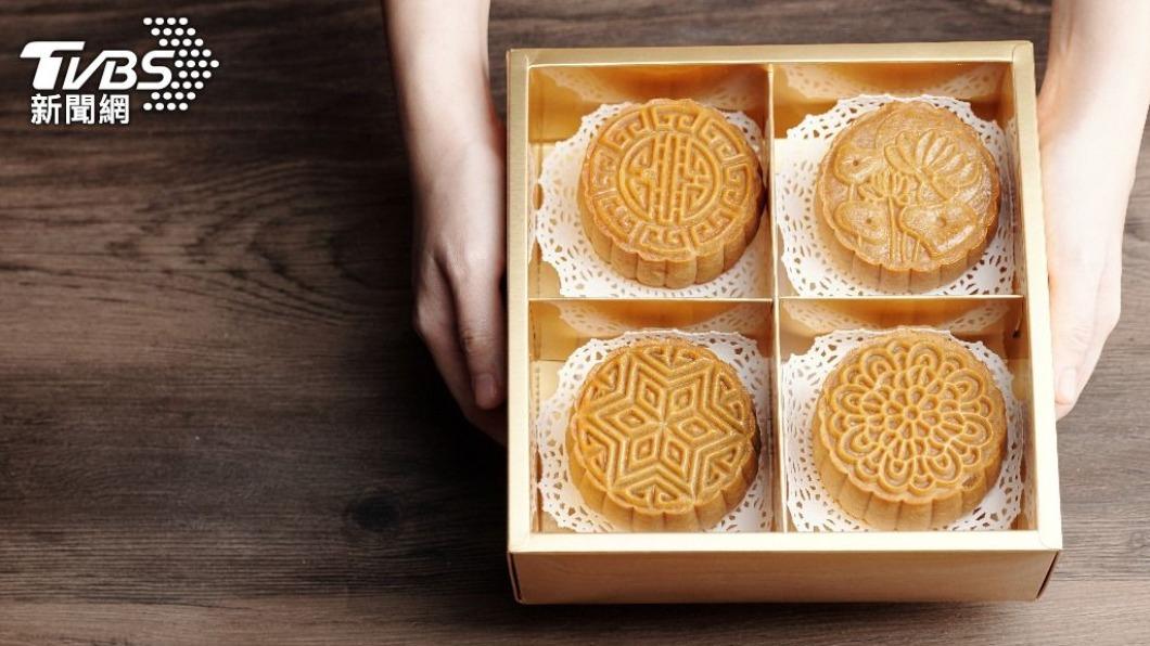 吃月餅是中秋節習俗。(示意圖,與此事件無關/shutterstock達志影像)