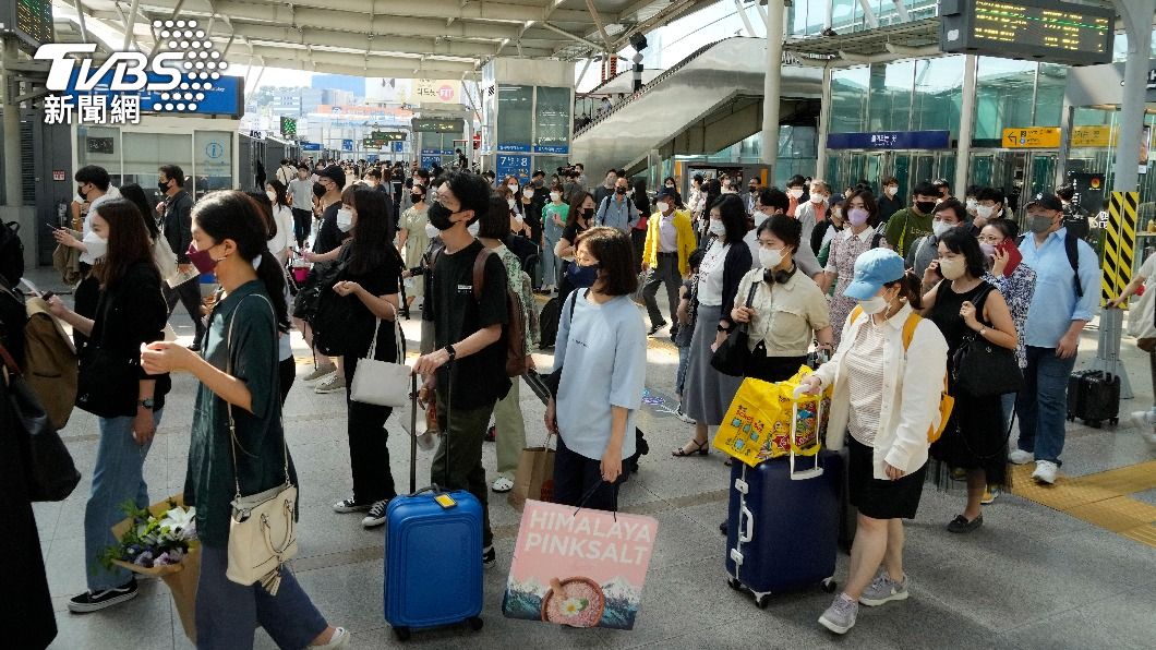 南韓的中秋節「秋夕」有三天連假,是不少異鄉打拼遊子,回家探親放鬆的機會。(圖/達志影像美聯社)