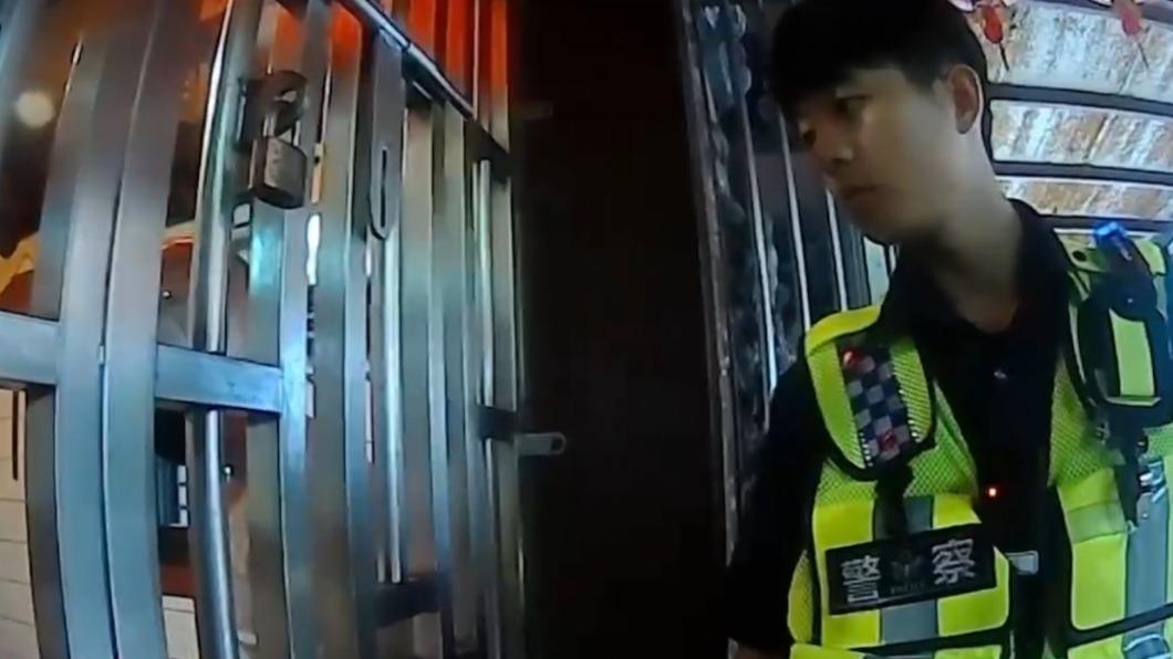 警方說「再不說，那你就繼續被土地公關，我們要走了」，竊賊立即坦承。（圖／金山分局提供）