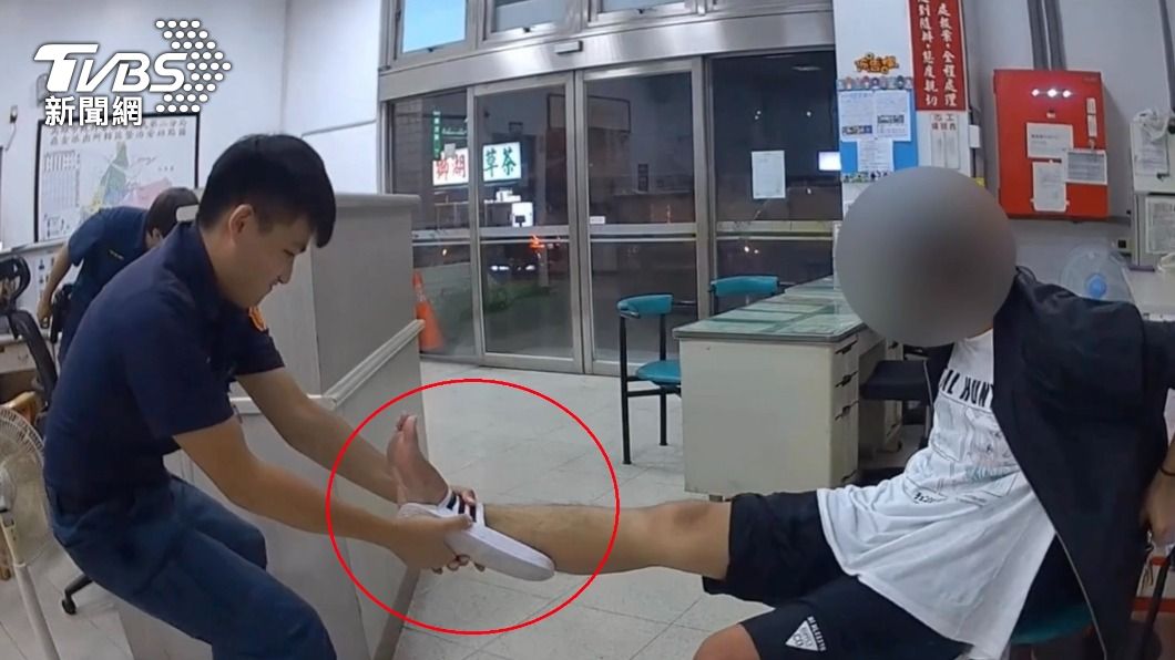 員警試著幫男同學脫困。（圖／TVBS）
