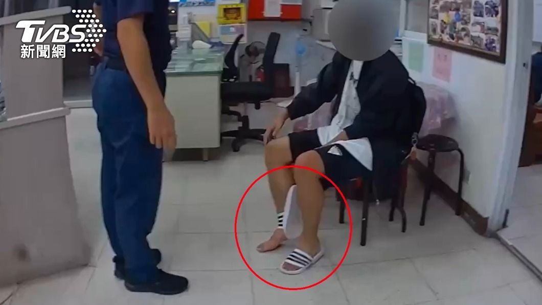 員警起初都看傻眼。(圖/TVBS)