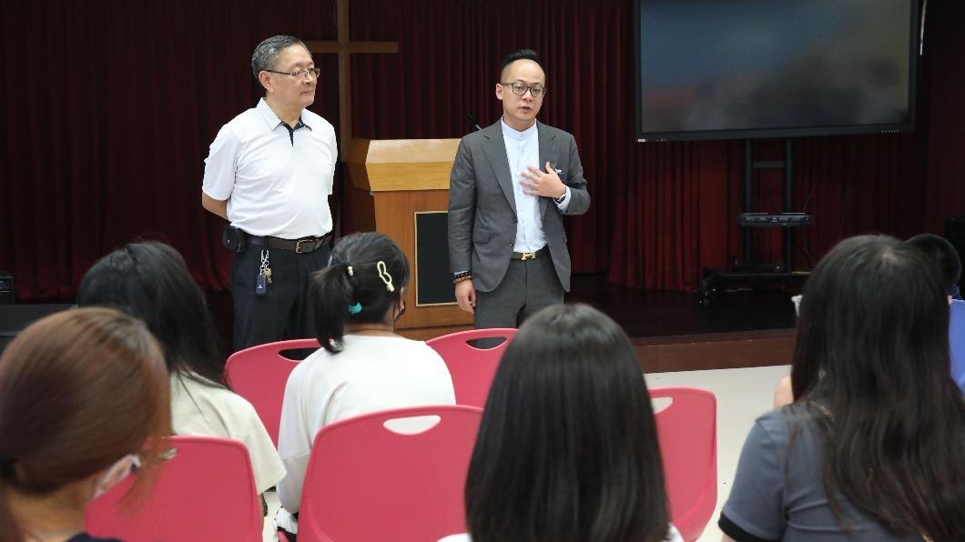 議長童子瑋一度落淚,越發感受到孩子要的不只是單純物資,更需要大家一起關懷及陪伴。(圖/基隆市議長辦公室提供)