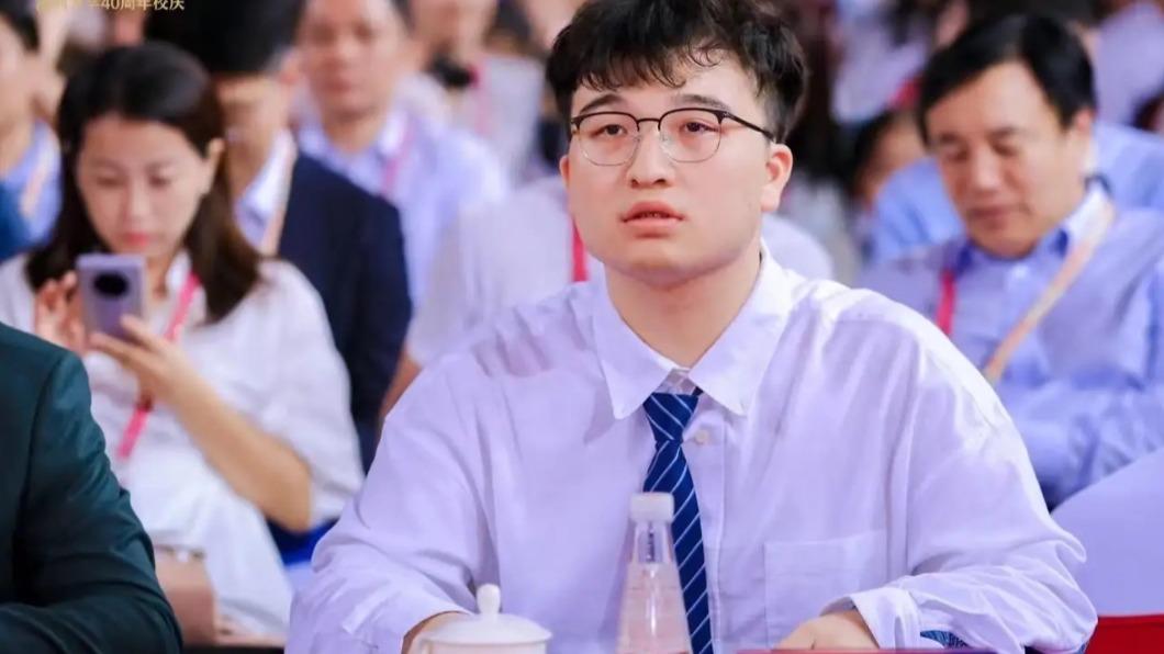 剛剛從大學畢業一年,就有財富自由的能力向母校捐款,張宇峰成為大陸社群熱議對象。(圖/翻攝自深圳大學微博影片)