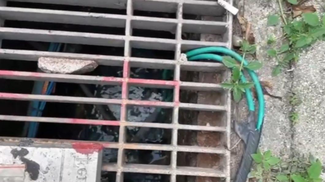 有些電線直接從水溝中拉出來。(圖/翻攝自高雄市議員李雅靜臉書)