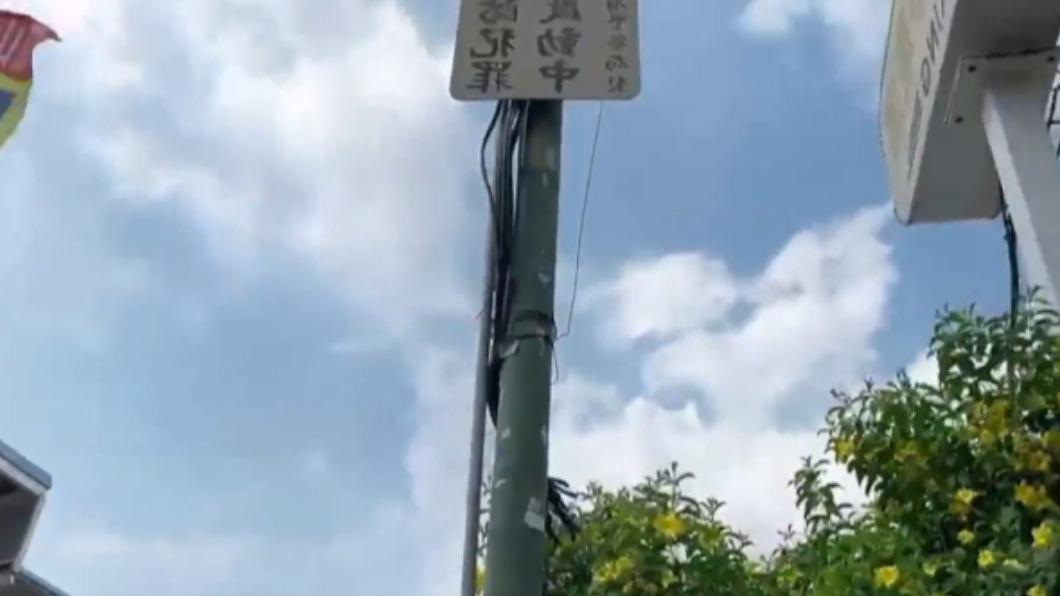 同一根路燈上纏繞各式各樣的電線。(圖/翻攝自高雄市議員李雅靜臉書)