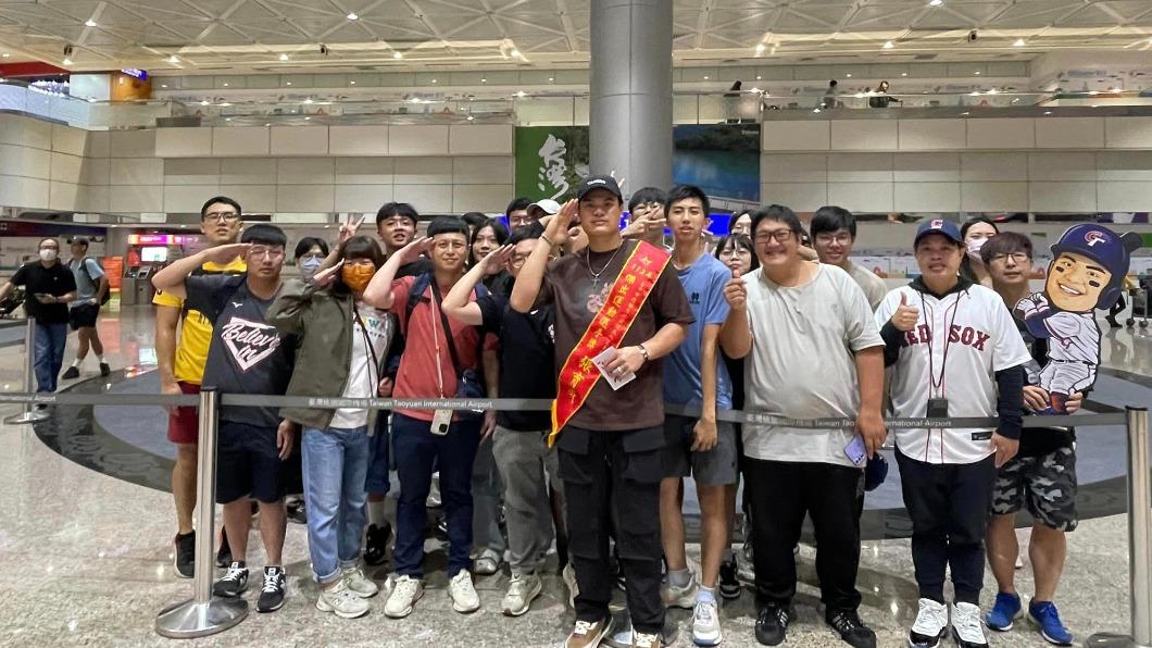 張育成返回台灣過中秋。(圖/翻攝自張育成臉書)