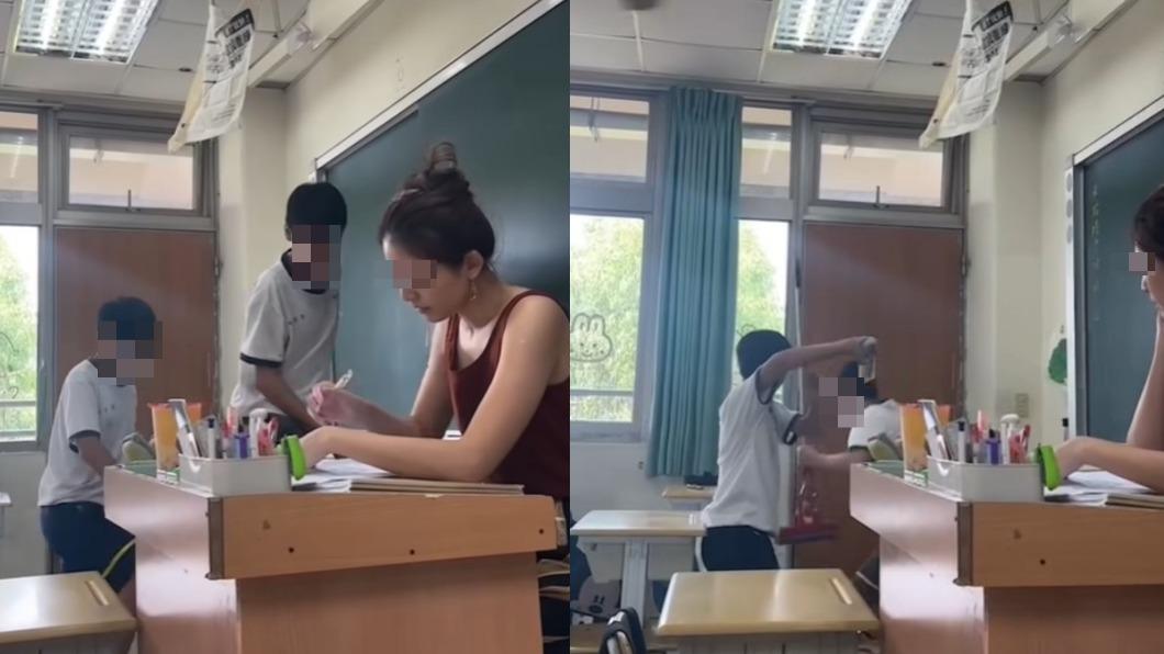 女老師安靜看著調皮學生「表演」。(圖/翻攝自臉書「爆廢公社二館」)