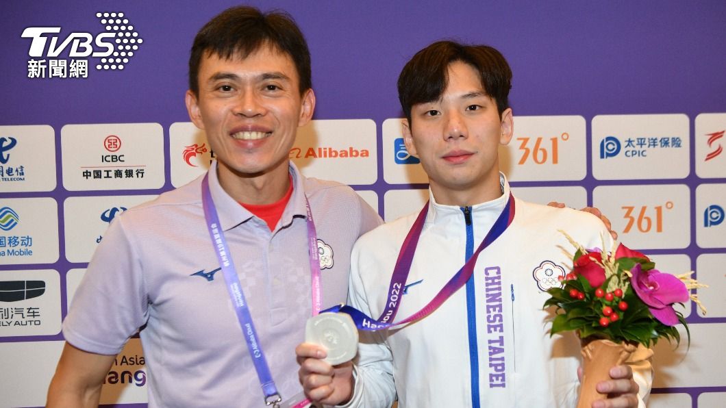 王冠閎奪銀，終結亞運男子游泳項目25年獎牌荒，教練黃智勇大讚王冠閎表現比自己好。（圖／胡瑞麒攝）