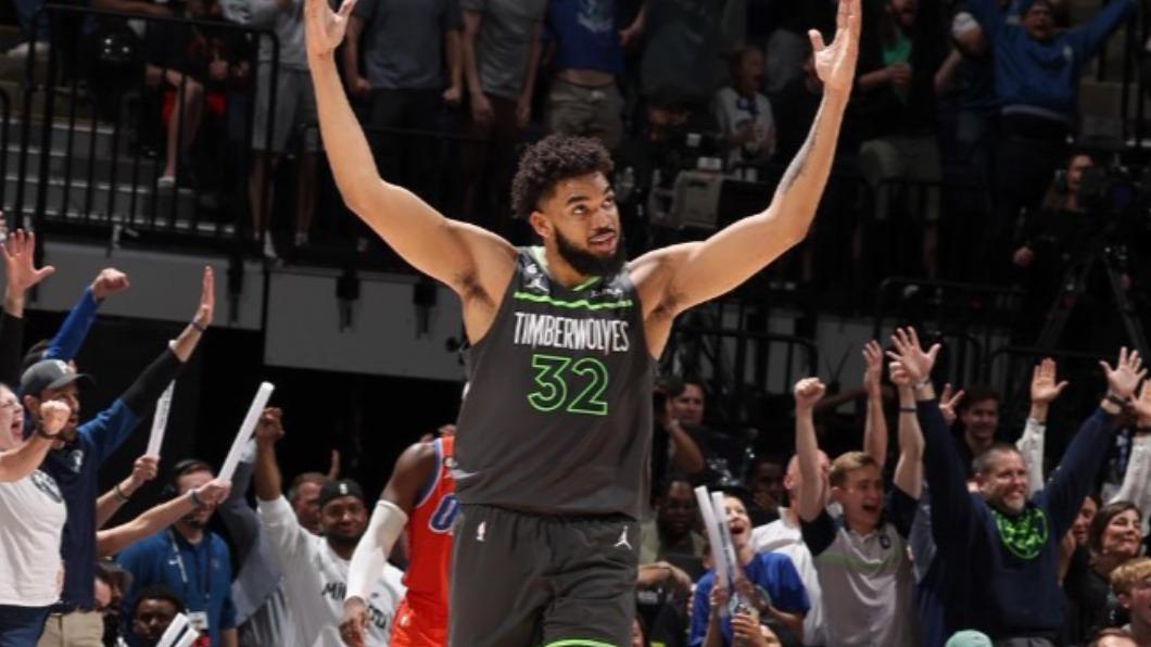 唐斯在賈奈特退休後被奉為新狼王。(圖/翻攝自@karltowns IG)
