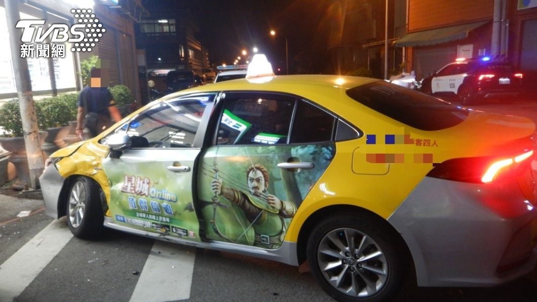 小黃左側車身受損。(圖/警方提供)