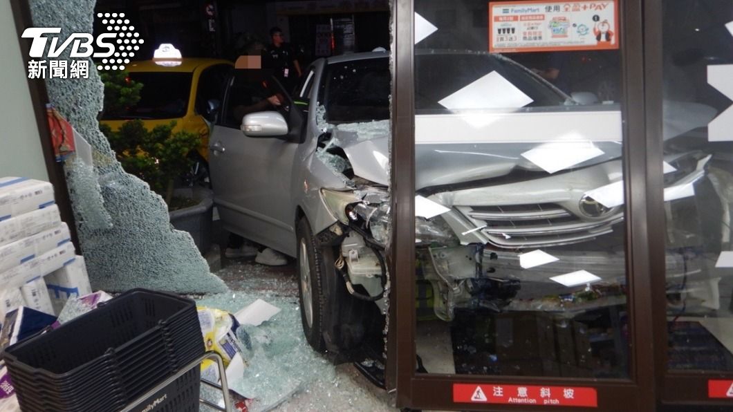 台中轎車與小黃猛撞!下秒直衝超商 車頭爛毀、玻璃門全碎