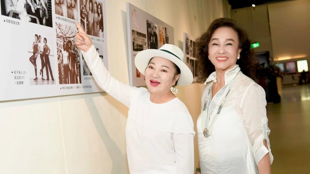 曹金鈴（右）親自帶白冰冰看展。（圖／固力狗提供）