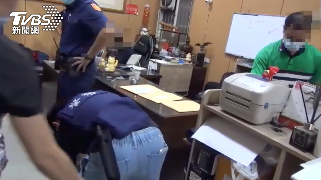 犯嫌被逮個正著。(圖/警方提供)