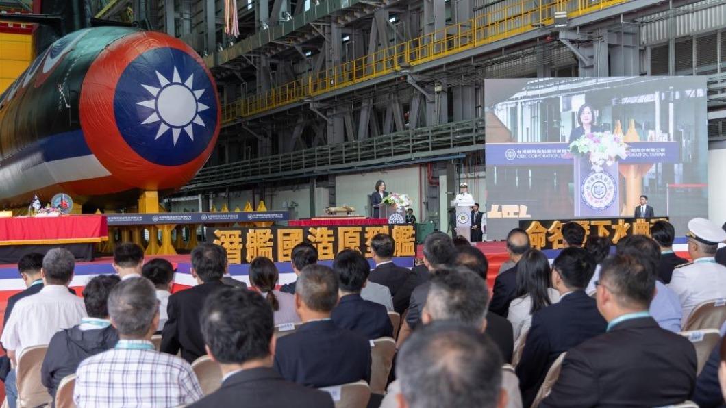 我國首艘國造潛艦「海鯤艦」28日舉辦原型艦命名暨下水典禮。(圖/總統府提供)